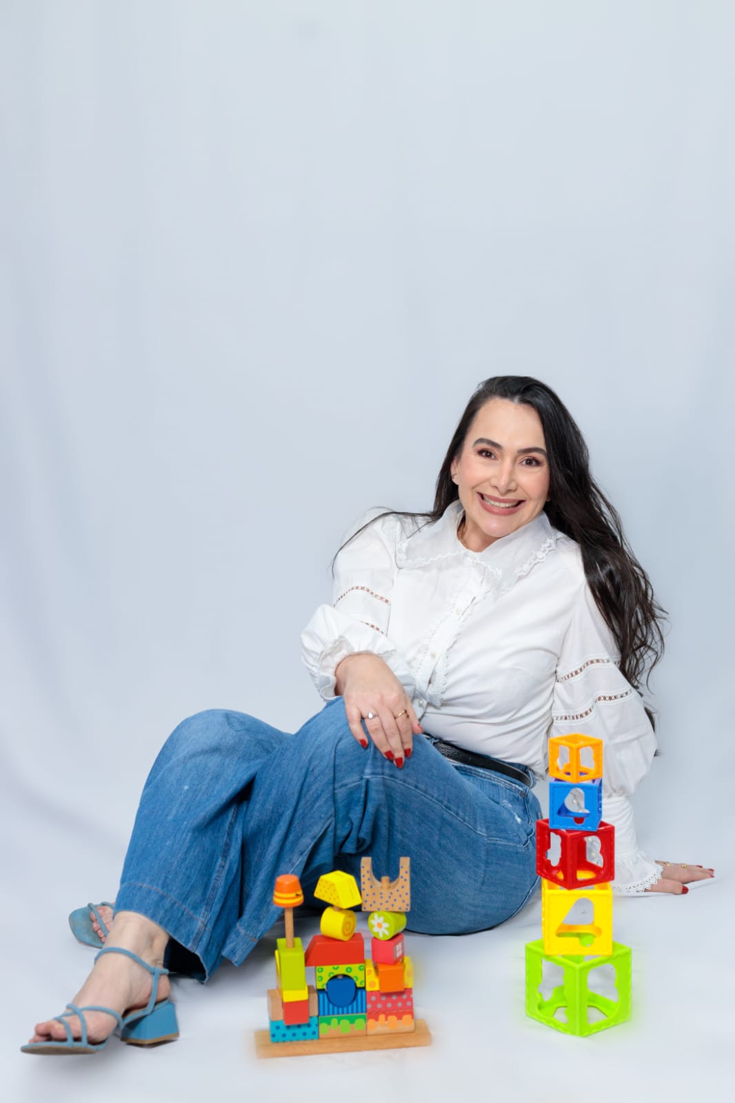 Ariana Braga em ensaio com elementos da infância